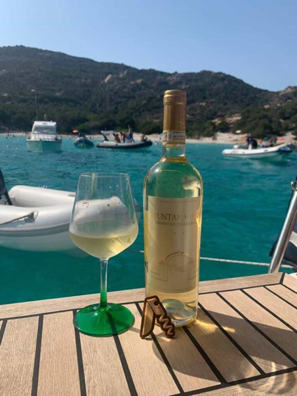 Vermentino di Gallura DOCG “Funtanaliras” from Cantina del Vermentino winery. Gallura, Sardinia. Credits: www.decanto.wine