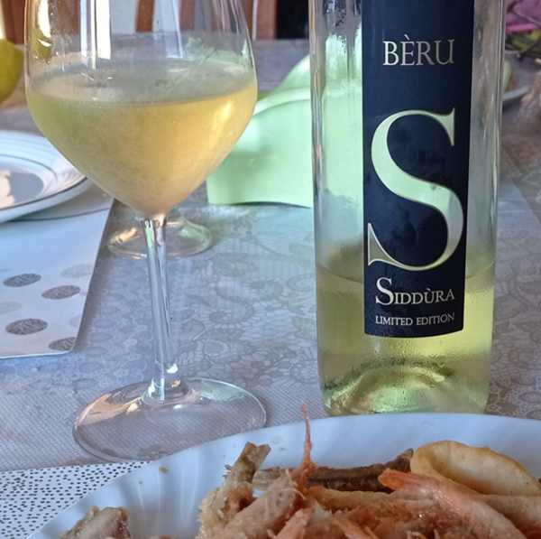 Vermentino di Gallura Superiore DOCG “Bèru” from Siddùra winery paired with fried calamari and prawns. Credits: www.lucianopignataro.it