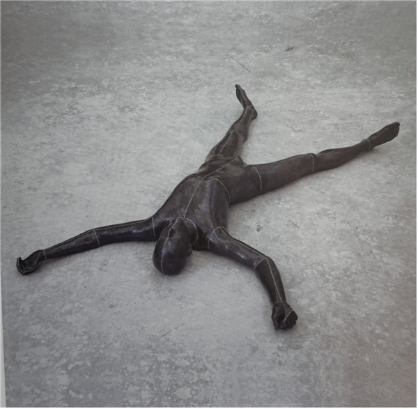 Antony Gomley Lost Subject,1994 Lead,Fiberglass and air.37× 149 ×228cm