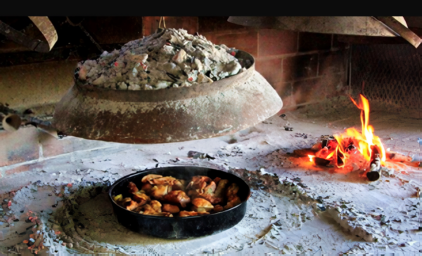 페카 구이는 전통 철제솥에 달군 숯을 담아 3시간 동안 천천히 구워낸다. (사진_크로아티아관광청/CNTB)