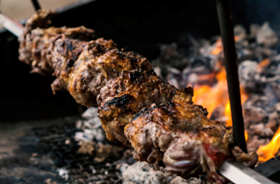 숯으로 구워내는 꼬치구이 (사진_크로아티아관광청/CNTB)