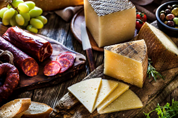 파그 치즈는 크로아티아 파그 섬에서 생산되는 현지 특산 치즈로, 염분이 풍부한 목초지에서 자란 양의 젖으로 만든 고급 치즈다. (사진_크로아티아관광청/CNTB)