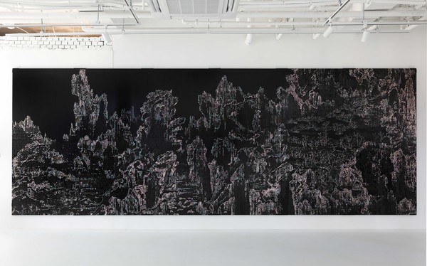 김종량, 〈신몽유도원도-나전〉, 2016-2020, 모시천, 홍송 합판에 자개, 옻칠, 244×670.2×3cm