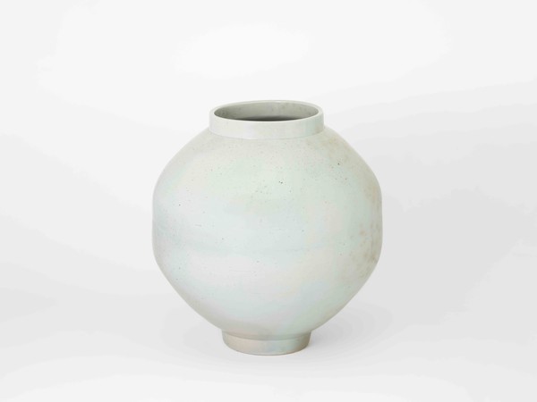 이기조, 〈달항아리〉, 2023, 22×21cm, 백자토에 장작 가마, 우란문화재단 소장, ⓒ홍철기