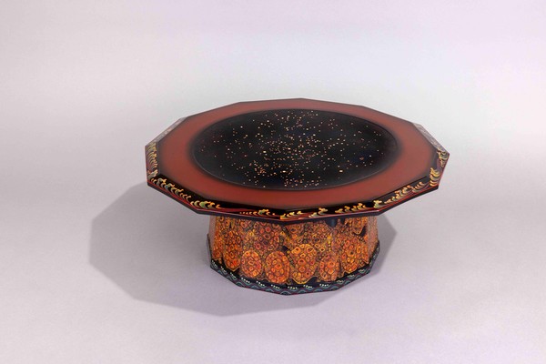 양유전, 〈칠화거북무늬 여름별자리〉, 2011, 옻칠, 삼베, 숯가루, 토분, 안료, 62×24cm