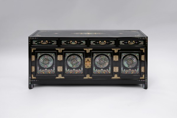 김태희,〈봉황문 문갑〉, 1975, 목심, 삼베, 한지, 토분, 옻칠, 나전, 36×75×25.5cm, 개인소장