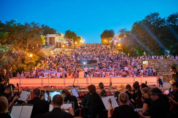 전쟁 이전 오데사 국제영화제의 야외 상영 – Potemkin 계단을 가득 메운 관객들