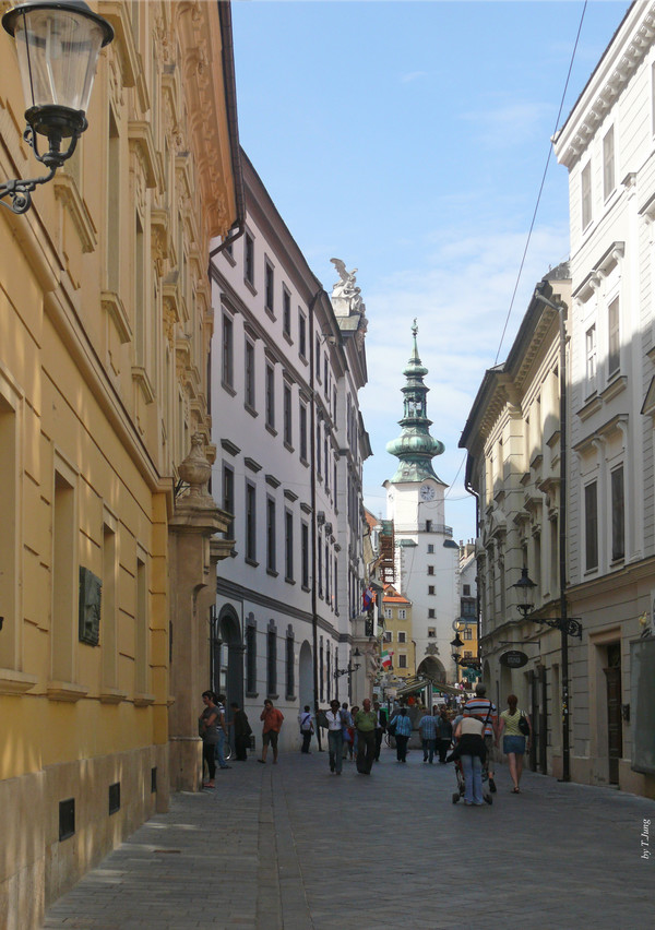 미하엘 성탑이 보이는 벤투르스카 거리와 데 파울리 궁(왼쪽)