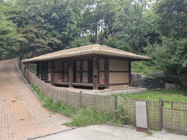 비우당. 오른쪽 뒤로 자지동천이 보인다.