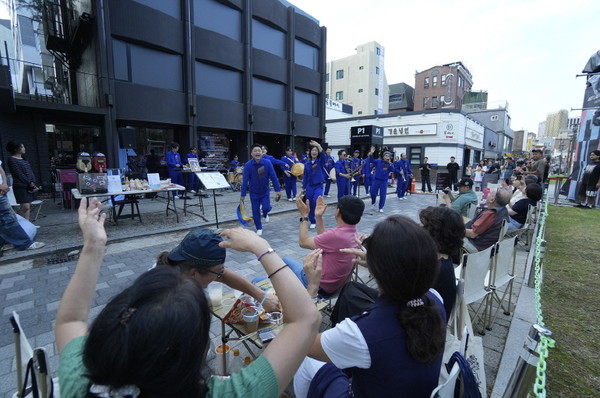 2024 파라다이스 아트랩 페스티벌, 장충_거리공연 모습(유희스카)