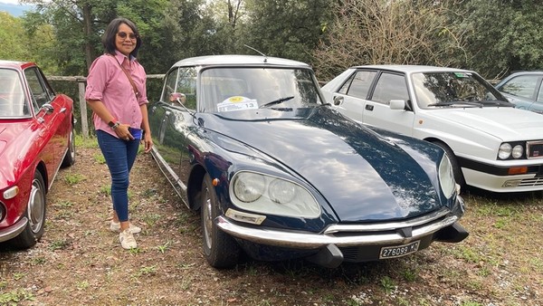 Maureen next to a Citroen Pallas at the historical car rally in Mugello, Tuscany
