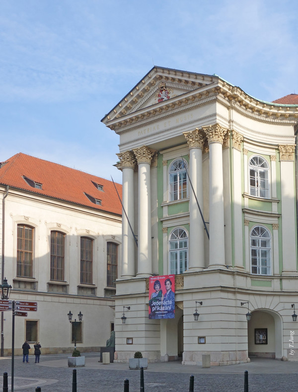 오페라 '돈 조반니'가 초연된 극장(오른쪽)