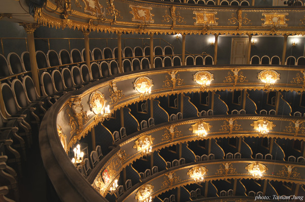 옛 모습을 간직한 화려한 객석