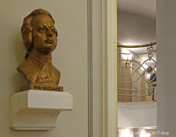 극장 내부의 모차르트 흉상