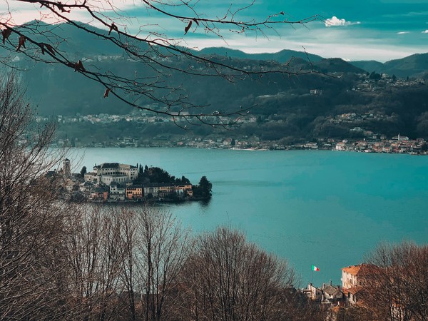 albert-Isola San Giulio-unsplash
