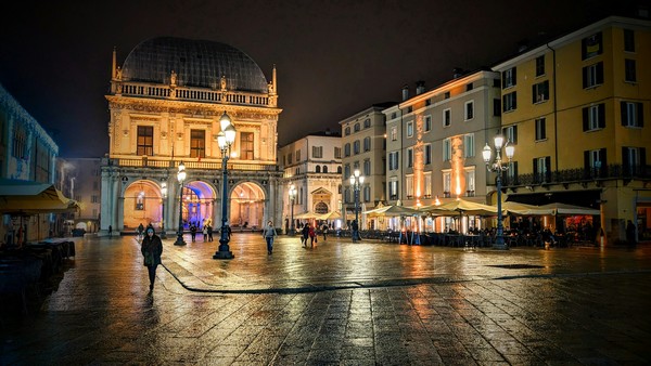 john-asare-Piazza Loggia, Brescia-unsplash