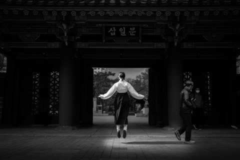 ‘삼일문’, 탑골공원 서울, 2025. Archival pigment print on photo paper, 90×60cm.
