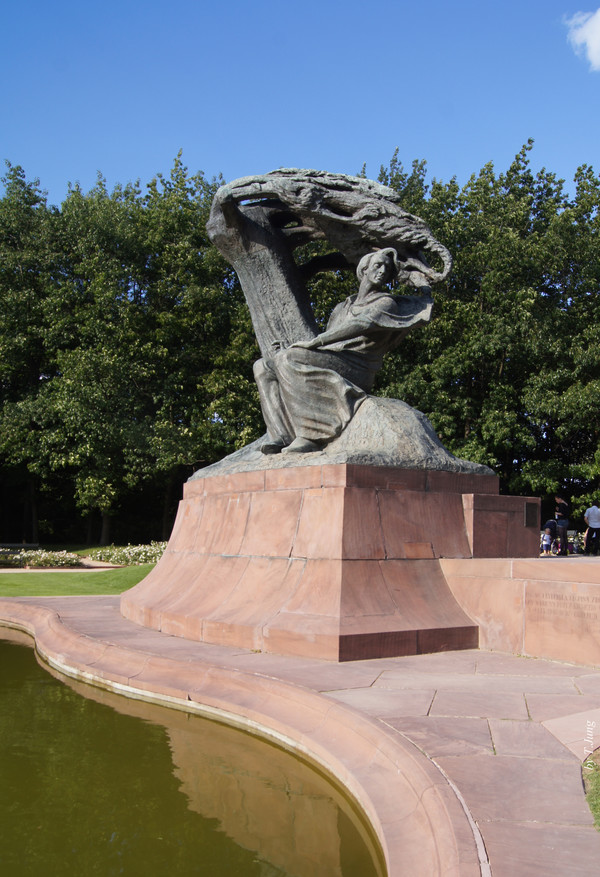 바르샤바 와지엔키 공원에 세워진 쇼팽 기념상