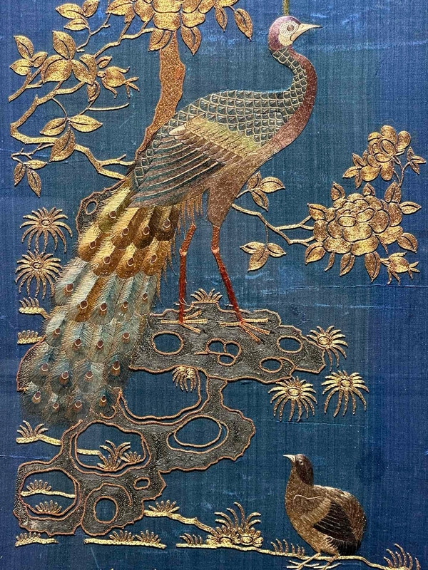 清代 精品盘金粤绣花鸟一对, 광저우 자수 청대 명품 접시 금광동 수화조 한 쌍 ⓒ광둥성문화관광청 제공