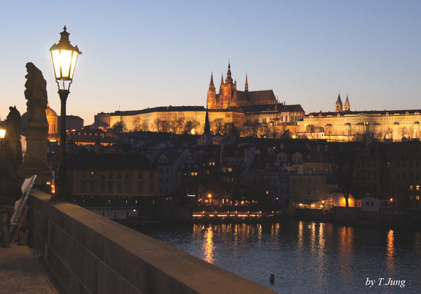 강 건너 언덕 위에 세워진 성 비투스 대성당