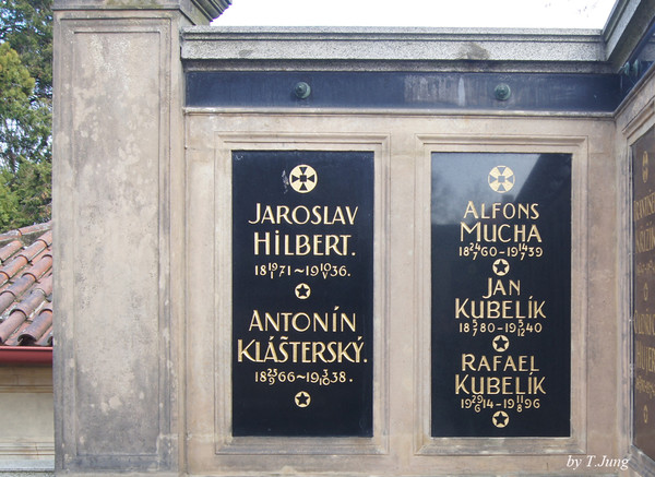 비셰흐라트의 알폰소 무하 묘소(오른쪽 위)