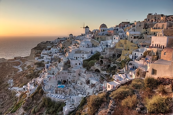 Sunset on the island of Santorini. Credits: CC BY 3.0 www.wikipedia.org