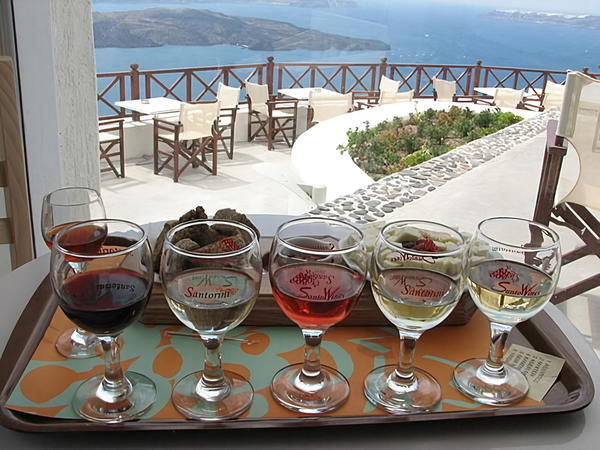 ​Kouloura, “crown” or “nest”. Santorini’s traditional technique of growing vines. Credits: www.ilnomadedivino.com​
