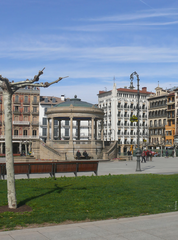 카스티요 광장. ‘정자’ 너머 오른쪽이 호텔 라 페를라이다.