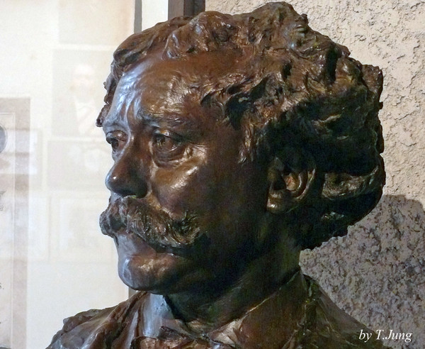 사라사테 박물관 안에 있는 그의 흉상