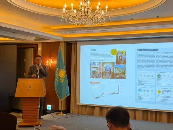 저자 서병용 씨가 책의 주요 내용을 소개하며 카자흐스탄의 역사, 문화, 자연에 대한 자신의 경험을 공유하고 있다.