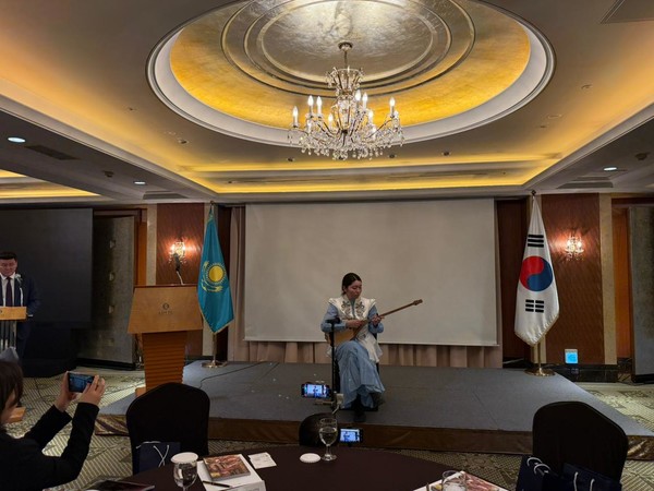 카자흐스탄 돔브라 연주자 밀라나 바자로바가 「테펜코크」와 「발비라우인」 두 곡을 연주하고 있다.