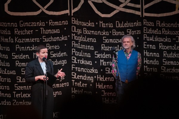 크라쿠프에서 열린 연극 '채식주의자' 초연에 참석한 마르타 치엔코프스카 폴란드 문화유산부 장관과 율리우시 스워바츠키 극장 감독 크시슈토프 글루호프스키, 사진제공: Joanna Siwiec & Bartek Barczyk