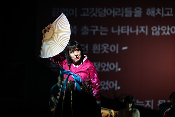 율리우시 스워바츠키 극장에서 열린 연극 '채식주의자'의 초연 사진, 사진제공: Joanna Siwiec & Bartek Barczyk