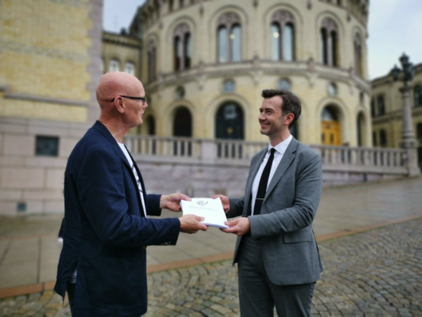 노르웨이의 '시간 폐지(시간 없는 섬 만들기)' 캠페인 청원서를 지역 국회의원인 켄트 구드문센(Kent Gudmundsen)에게 전달 (출처_Time-Free Zone 페이스북)