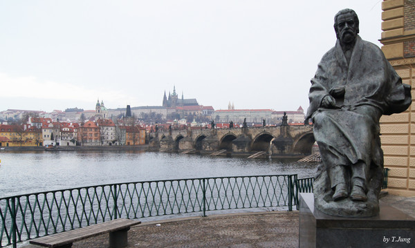 블타바 강변의 스메타나 기념상