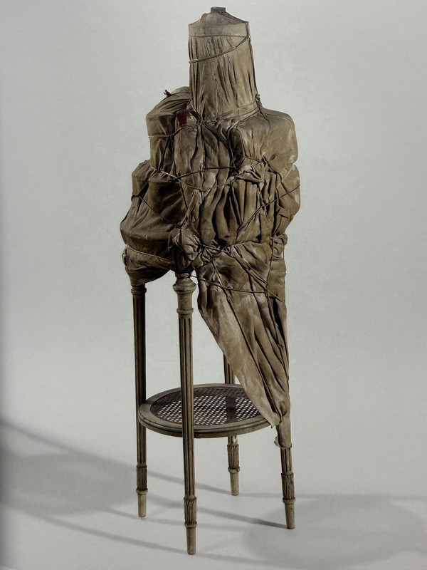 Empaquetage sur une table [Package on a Table] 1961,Fabric, twine, rope, lacquer, miscellaneous objects 134.5 × 43.5 × 44.5 cmatchworkfamilie,ep.