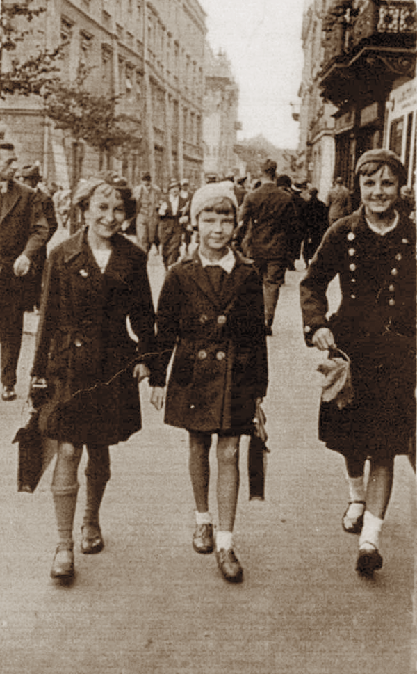 Wisława Szymborska (left) with her school friends, Kraków, 1935