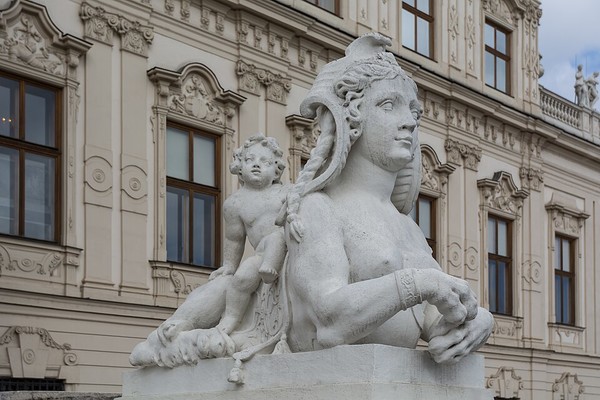 Wien_Oberes_Belvedere_Sphinx_wikimedia.org