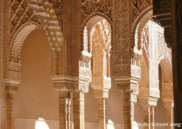 내부 궁전의 섬세하게 장식된 벽과 기둥