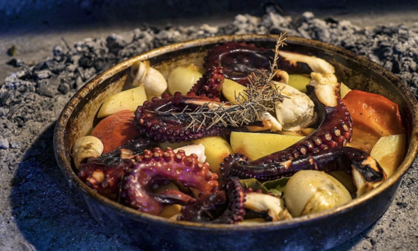 둥근 뚜껑 아래 숯불로 장시간 익혀 깊은 풍미를 내는 달마시아 전통 요리 페카 (사진제공_CNTB)