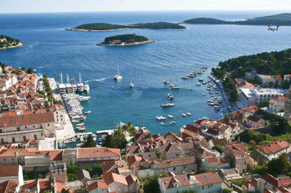 항구와 광장, 세련된 바와 레스토랑이 어우러진 흐바르 섬의 중심부 (사진제공_CNTB)