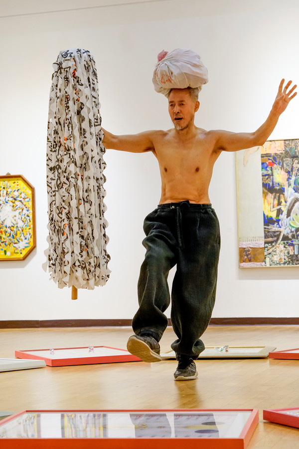 이혁발 행위예술 '거룩한 구멍' 장면(17회 이혁발 개인전, 안동문화예술의전당, 2023.03.17)