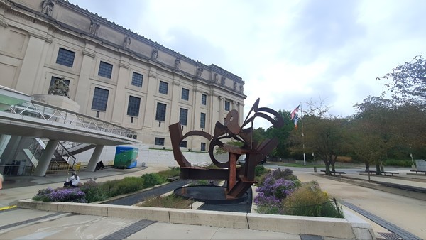 마크 디 수베로 'Sooner or Later'가 있는 미술관 전경.