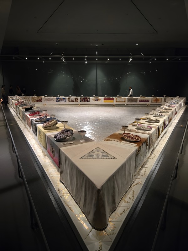 주디 시카고의 '디너 파티'