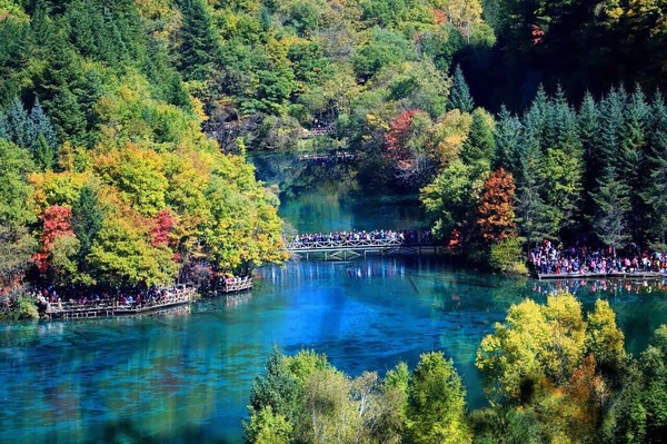 ⓒ쓰촨성문화관광청 제공, 九寨沟的人群  구채구의 인파