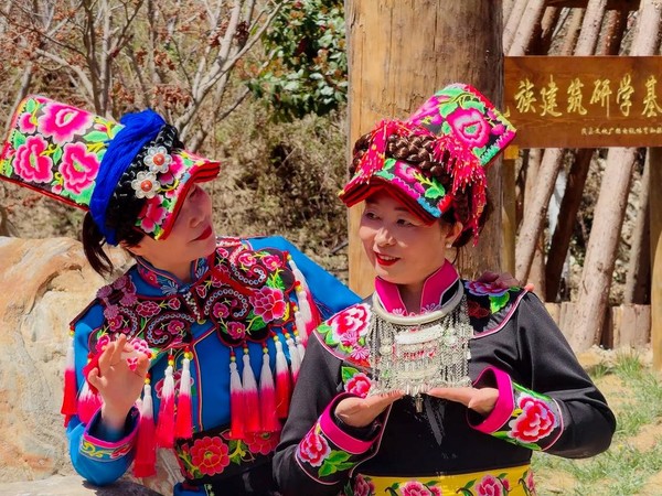 ⓒ쓰촨성문화관광청 제공, 华丽的羌族服饰的女人 화려한 강족 의상을 입은 여인