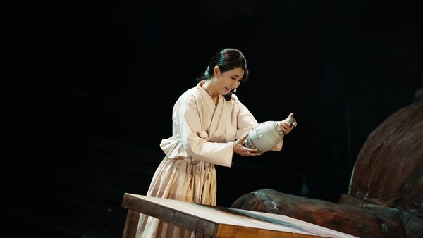 연극 ‘귀향_도조 이삼평’(2025년 지역특화브랜드공연 선정작) 중의 한 장면. 서화(탄은 이정의 딸)가 이삼평의 철화분청사기를 들고 있다. 이번 작품도 전작과의 내용이 연결되는 부분이 있다. 역사적 사실에 작가의 상상력이 덧입혀진 작품이다