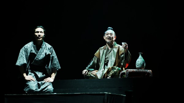 연극 ‘귀향_도조 이삼평’(2025년 지역특화브랜드공연 선정작) 중의 한 장면. 나베시마는 이삼평이 만든 백자잔을 들고 경외심을 표현하며 감탄하고 있다