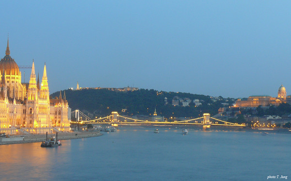 부다페스트를 관통하는 도나우 강.