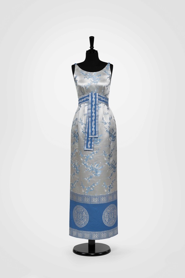 아리랑 드레스 1959년 양단, 은박. 1959년 서울에서 열린 US Wives Club 패션쇼에서 최지희 배우가 입고 선보였던 하이 웨이스트의 벨티드 이브닝 드레스다. 아리랑 드레스는 여러 해에 걸쳐서 다양한 스타일로 변형해서 소개했는데, 이 옷은 재킷을 뺀 이브닝 드레스 스타일이다.